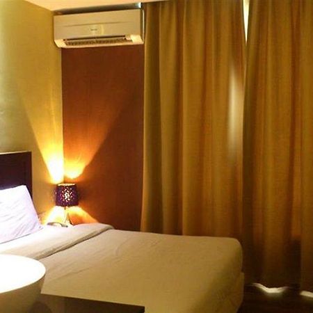 Zotel Business & Leisure Hotel Kuching Bagian luar foto
