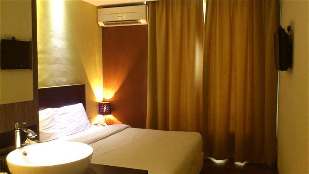 Zotel Business & Leisure Hotel Kuching Bagian luar foto