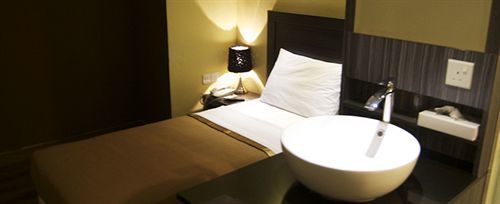 Zotel Business & Leisure Hotel Kuching Bagian luar foto