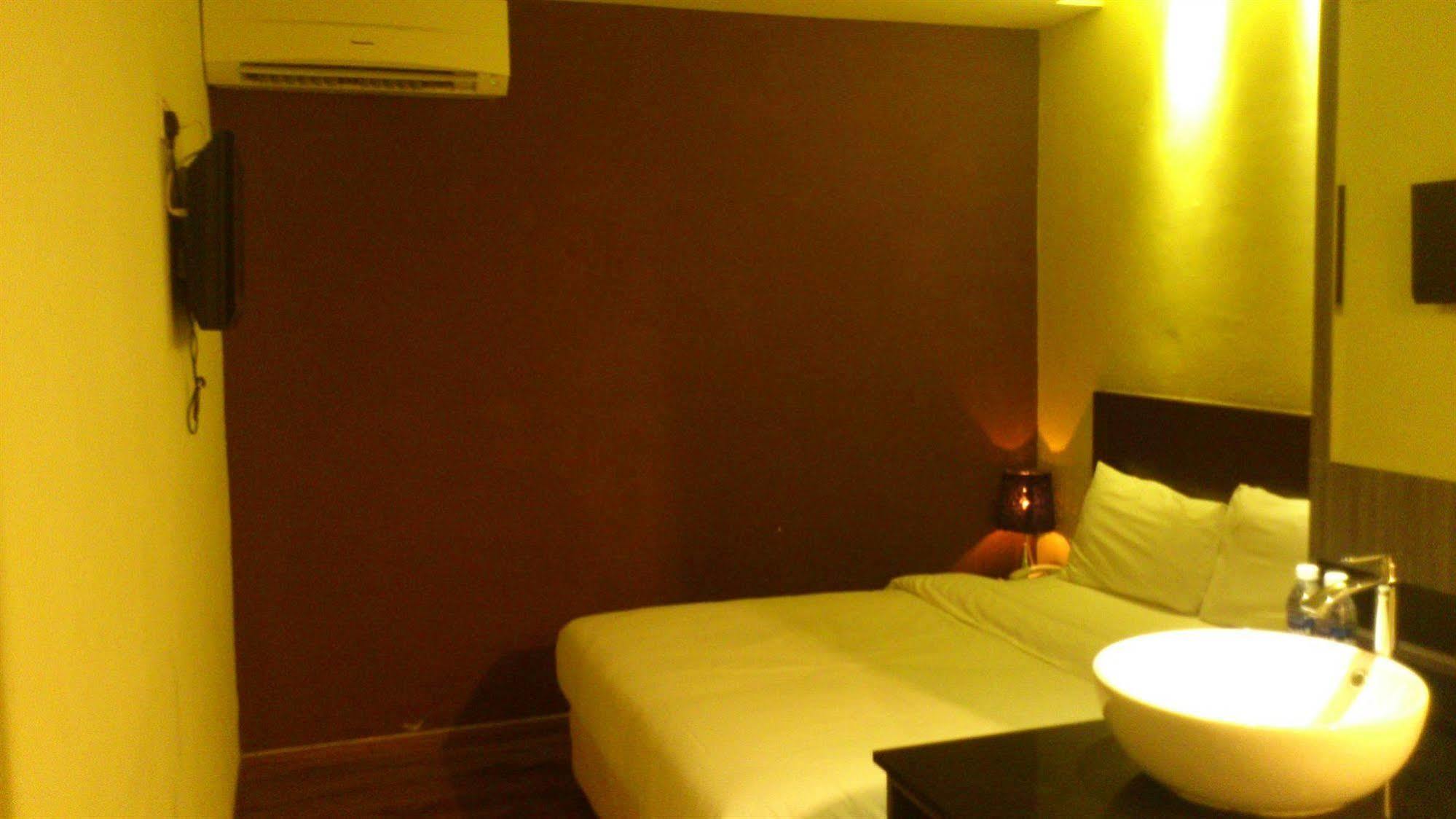 Zotel Business & Leisure Hotel Kuching Bagian luar foto